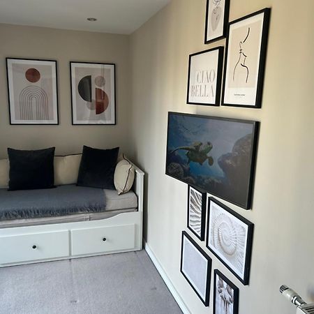 Cosy Bedroom In Luxury Apartment Londra Exterior foto