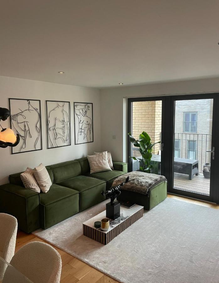 Cosy Bedroom In Luxury Apartment Londra Exterior foto