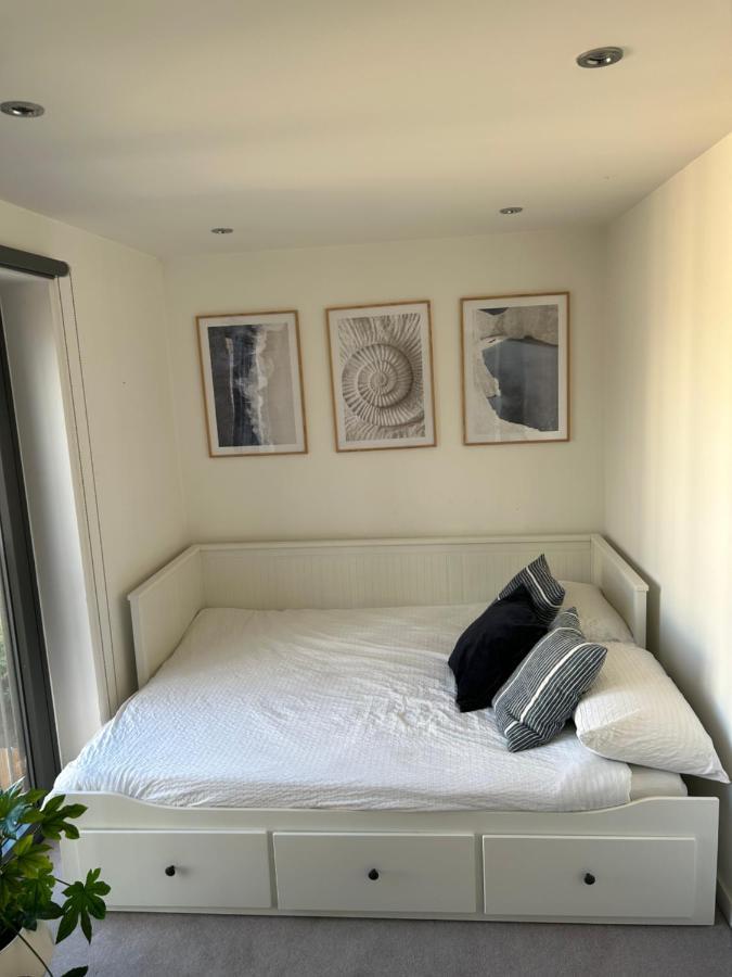 Cosy Bedroom In Luxury Apartment Londra Exterior foto