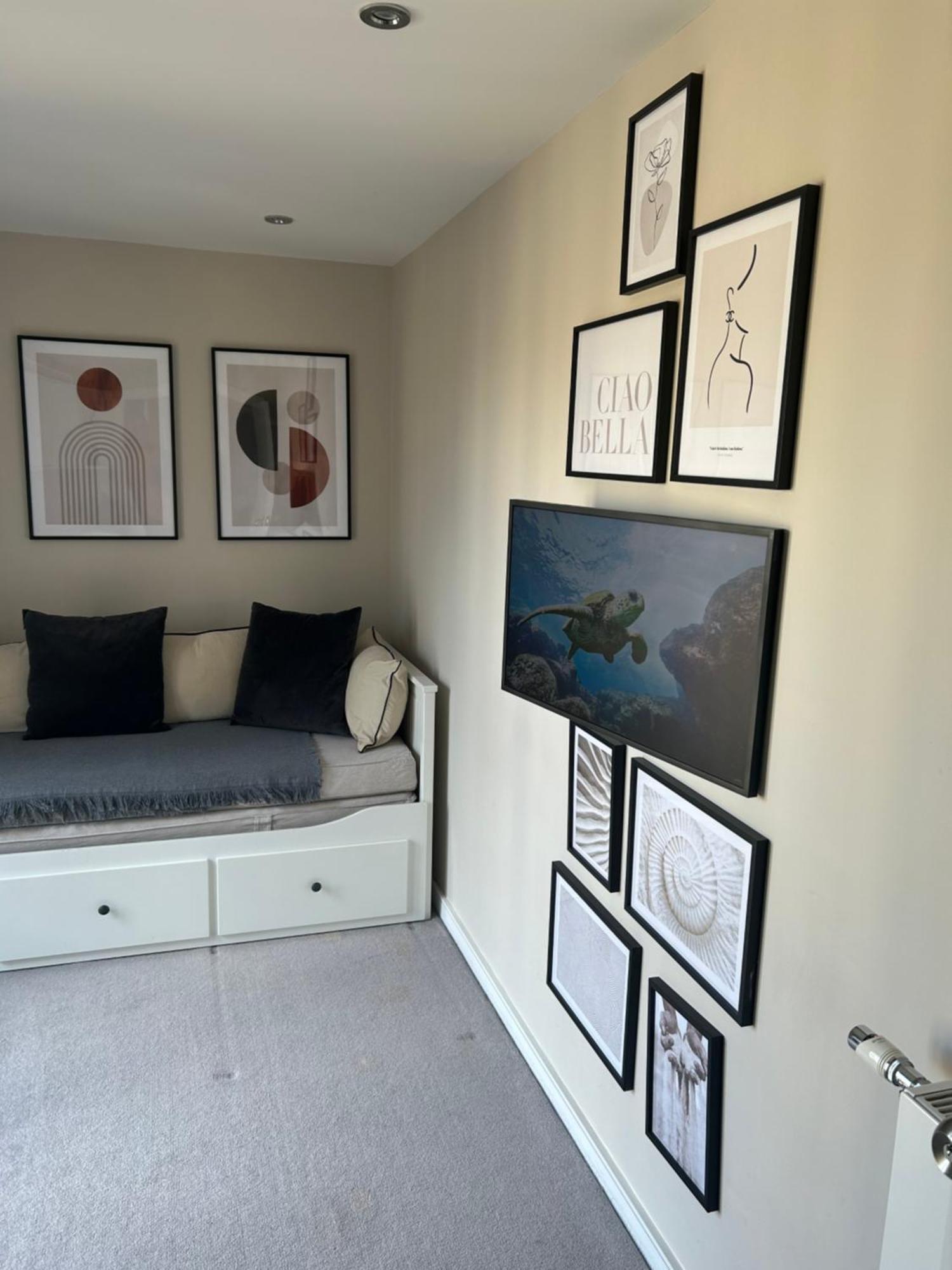 Cosy Bedroom In Luxury Apartment Londra Exterior foto